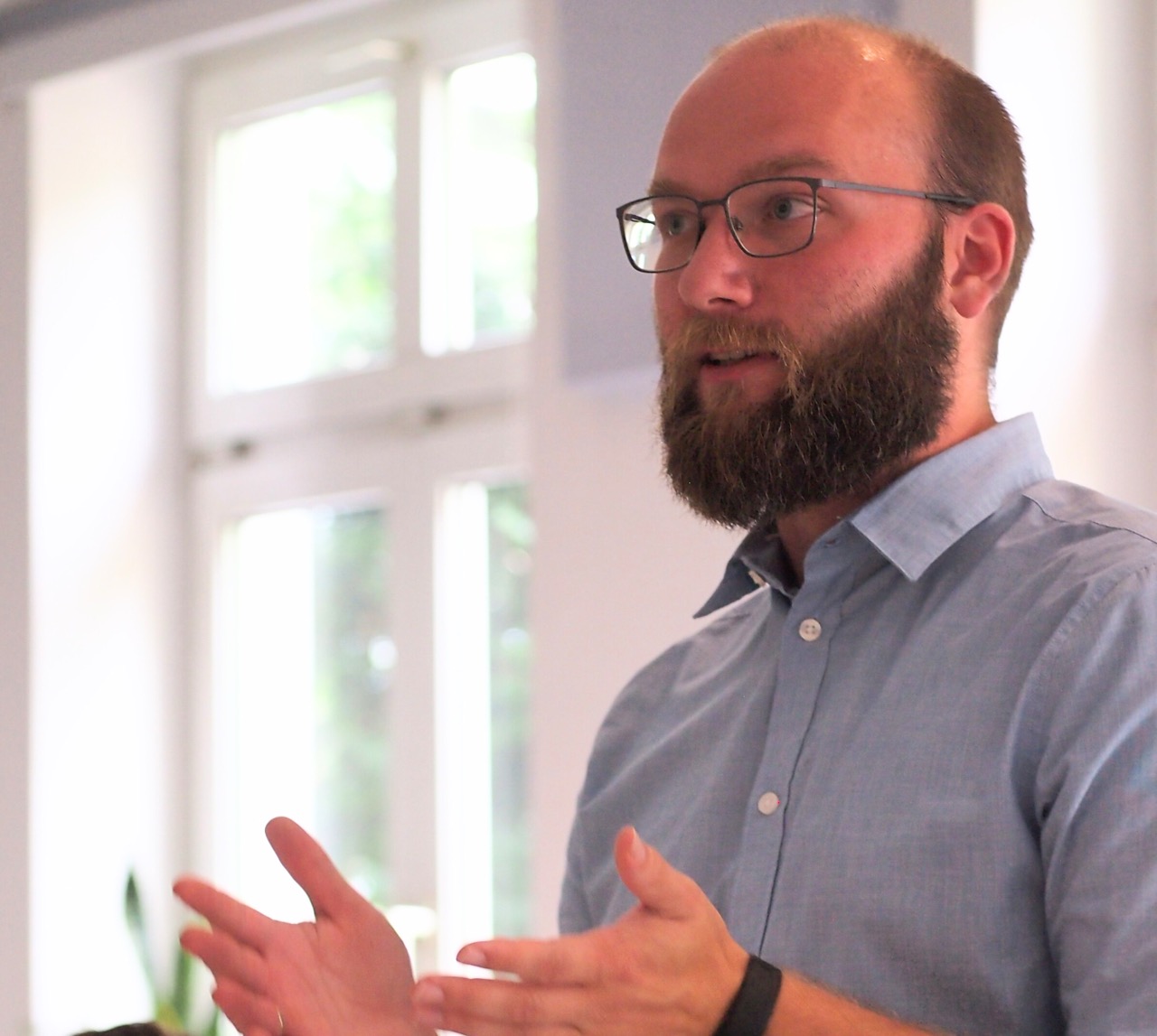 Daniel Riemer bei einem Vortrag.