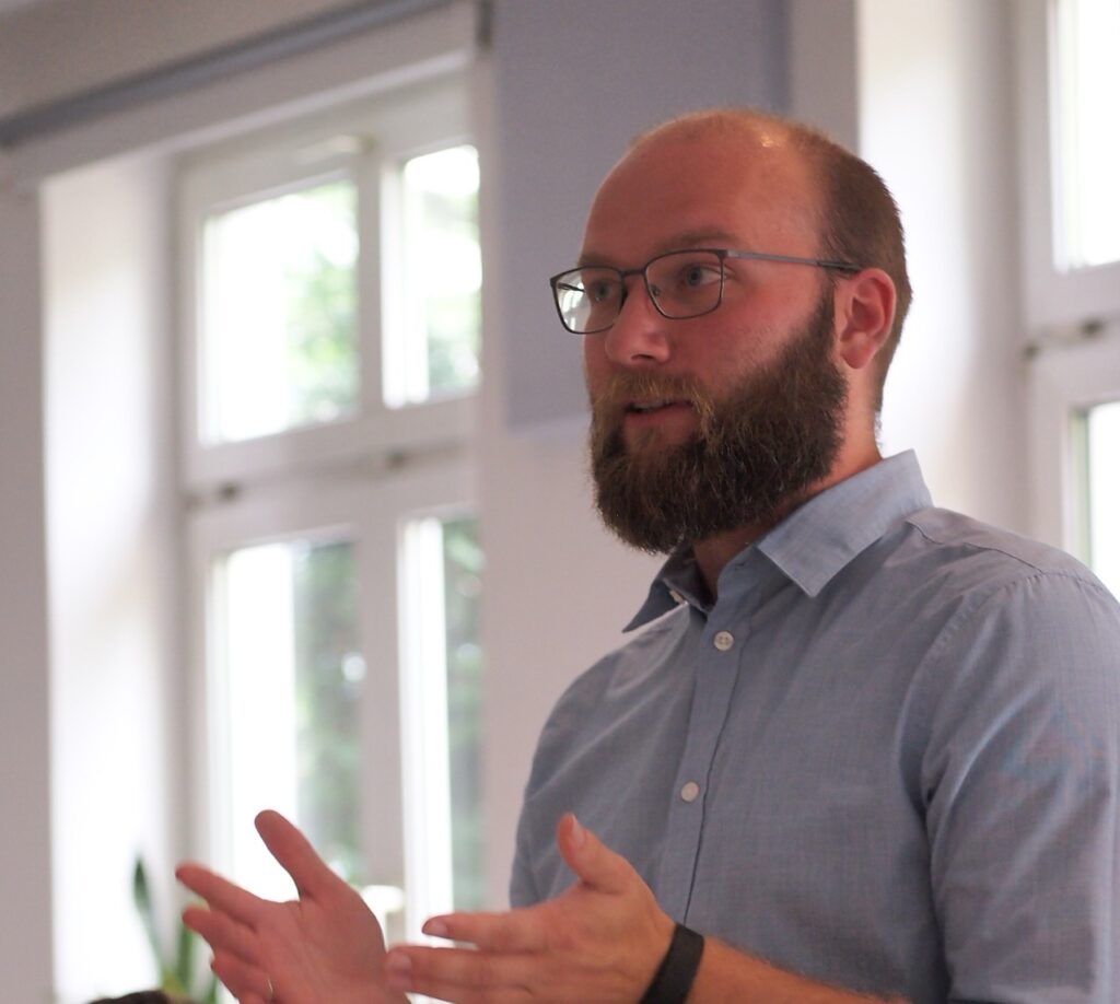 Daniel Riemer bei einem Vortrag.