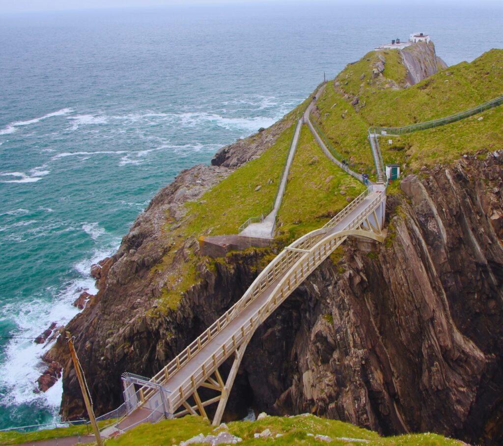 Ein Weg der über ein Brücke führt und verschiedene Abzweigungen hat. Es symbolisiert das Abenteuer Führung.