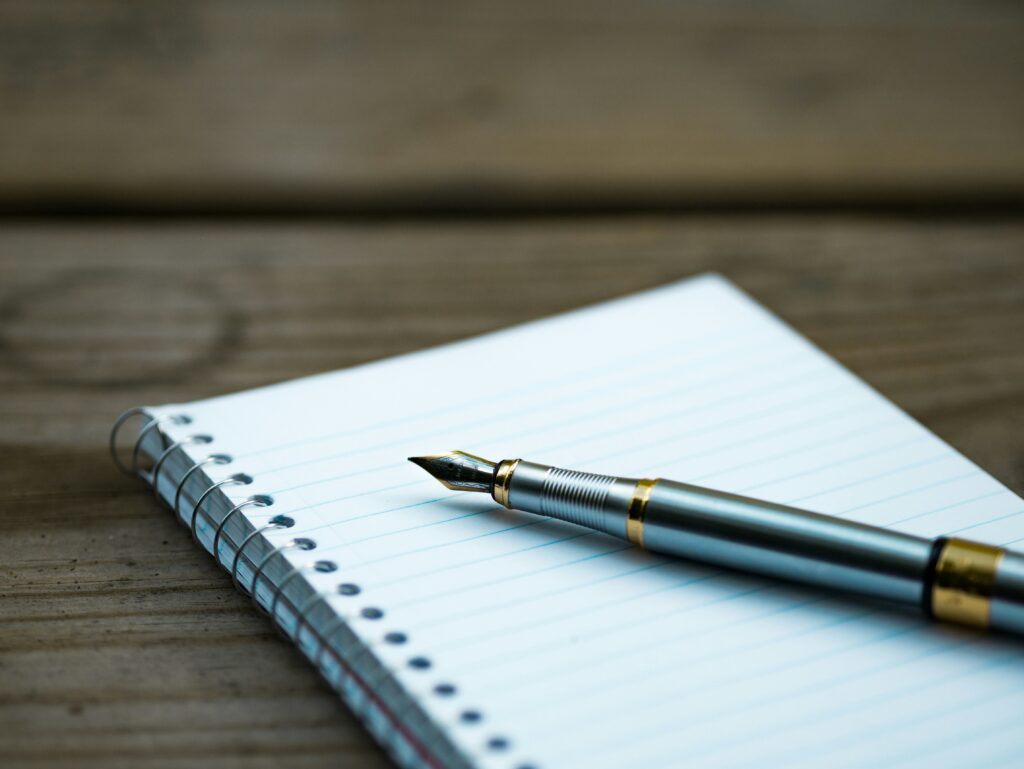 Ein Block mit Stift zur Selbstreflexion.