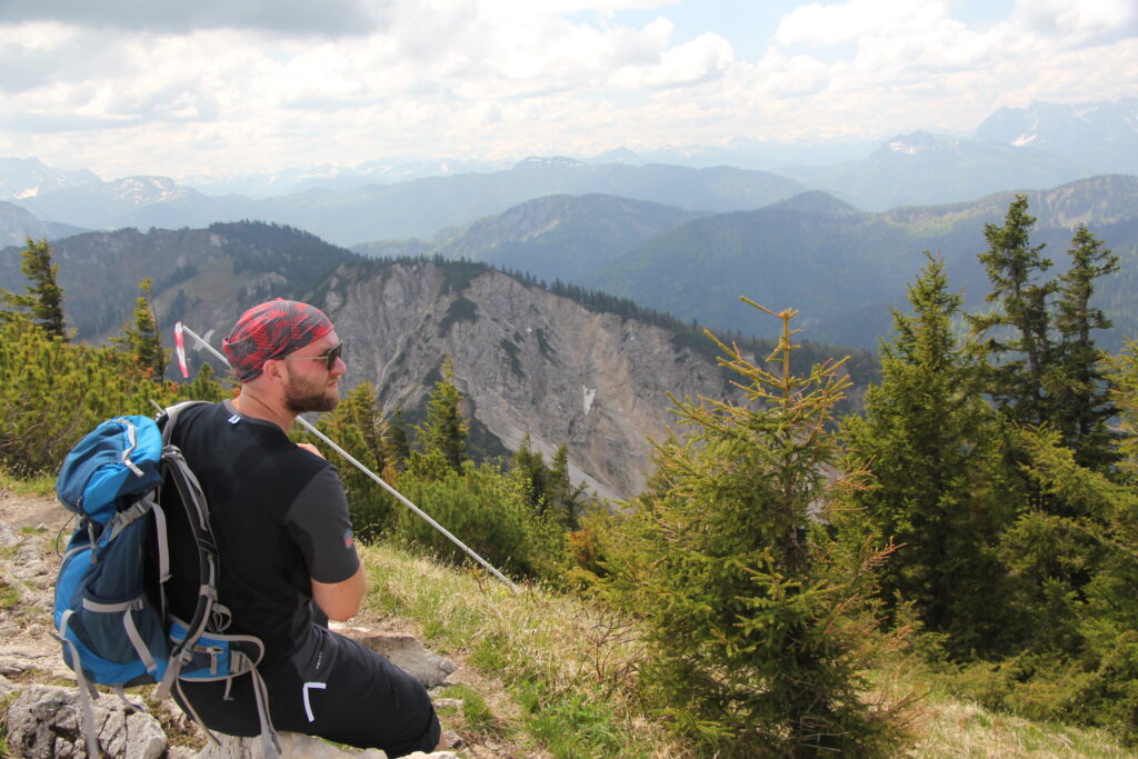 Daniel Riemer bei einer geplanten Pause beim Wandern. Es zeigt wie wichtig Energiemanagement für introvertierte Führungskräfte ist.